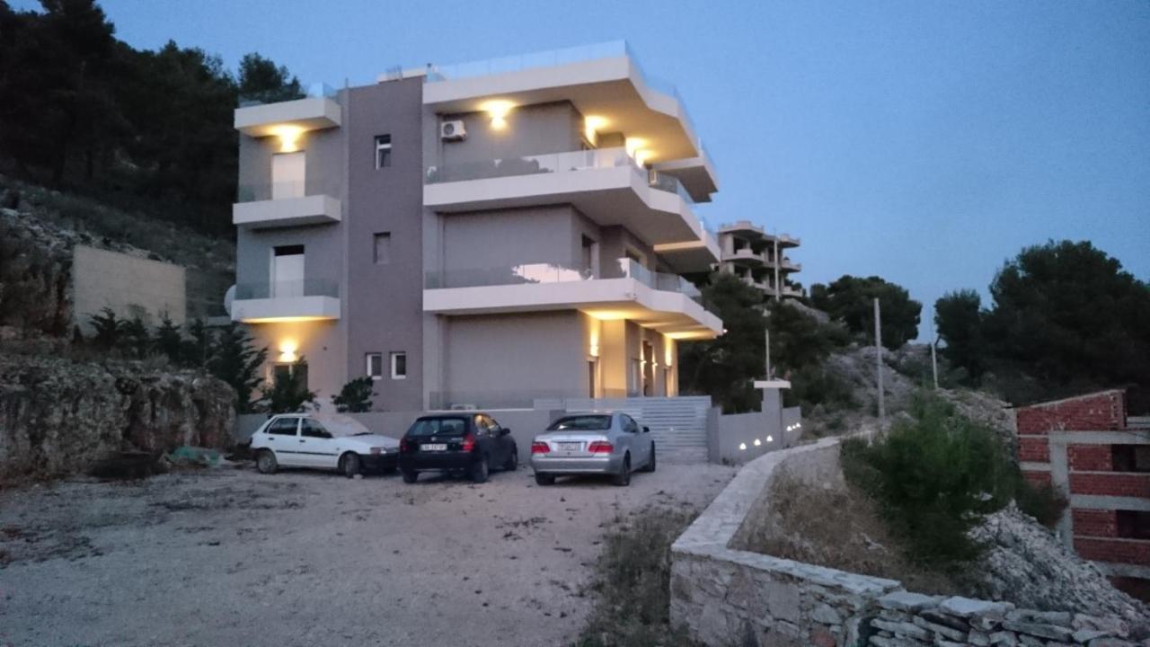 Rustemi Aparthotel Sarandë Esterno foto